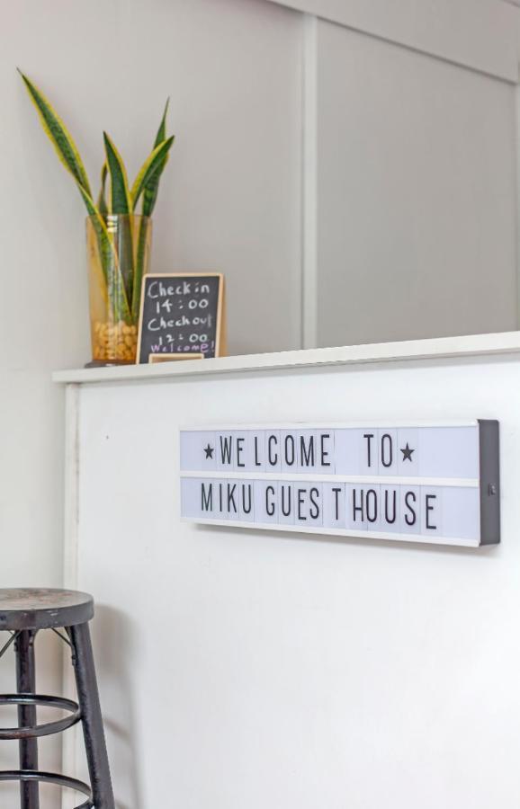 Miku Guesthouse Бангкок Экстерьер фото