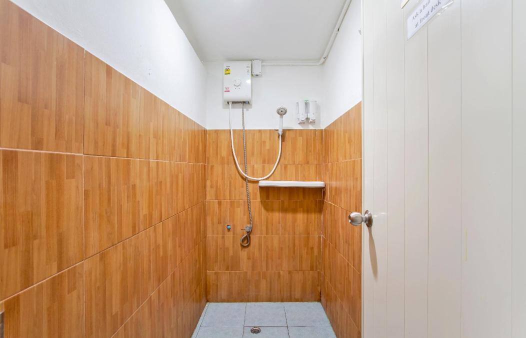 Miku Guesthouse Бангкок Экстерьер фото