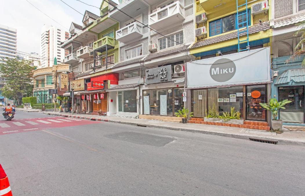 Miku Guesthouse Бангкок Экстерьер фото