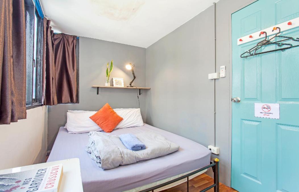 Miku Guesthouse Бангкок Экстерьер фото
