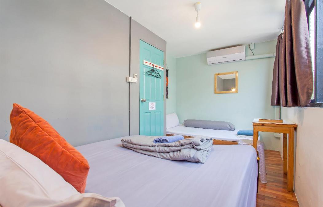 Miku Guesthouse Бангкок Экстерьер фото