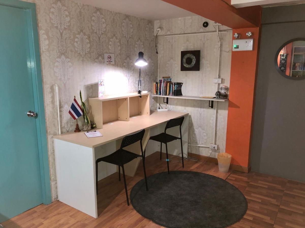 Miku Guesthouse Бангкок Экстерьер фото