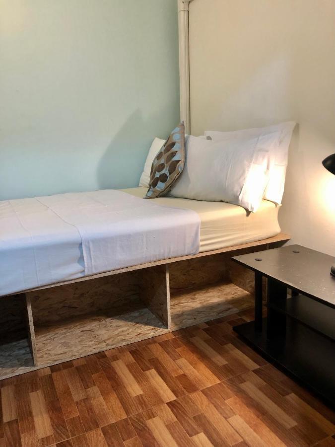 Miku Guesthouse Бангкок Экстерьер фото