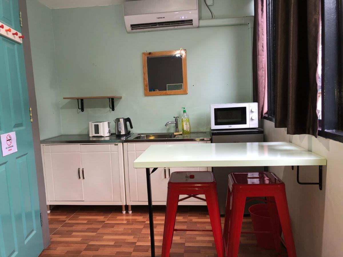 Miku Guesthouse Бангкок Экстерьер фото