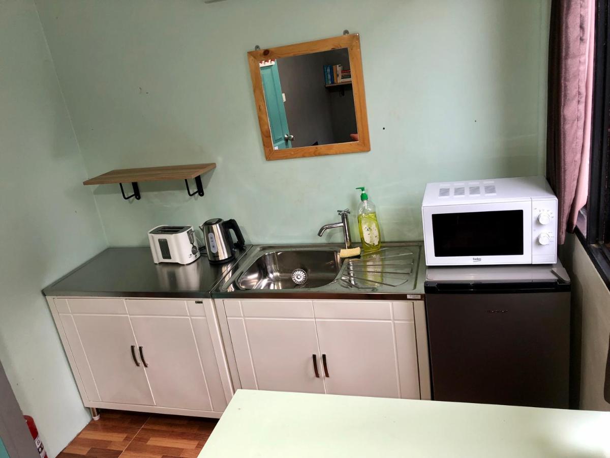 Miku Guesthouse Бангкок Экстерьер фото