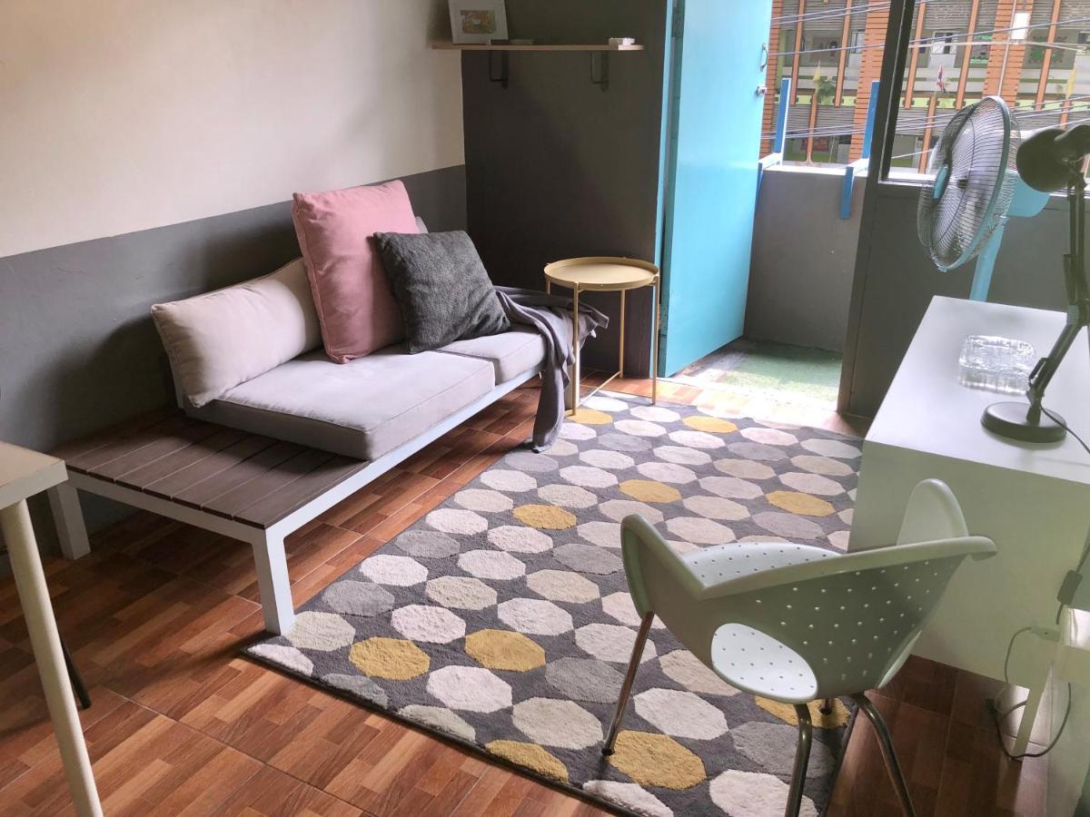 Miku Guesthouse Бангкок Экстерьер фото