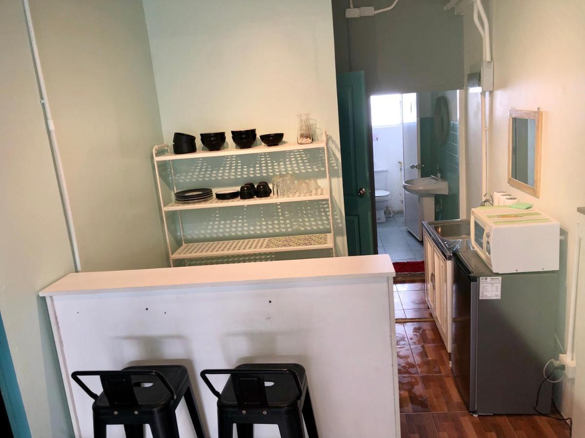 Miku Guesthouse Бангкок Экстерьер фото