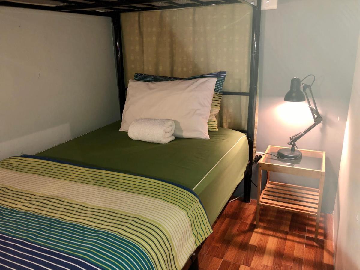 Miku Guesthouse Бангкок Экстерьер фото