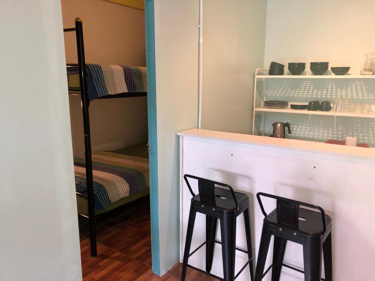 Miku Guesthouse Бангкок Экстерьер фото