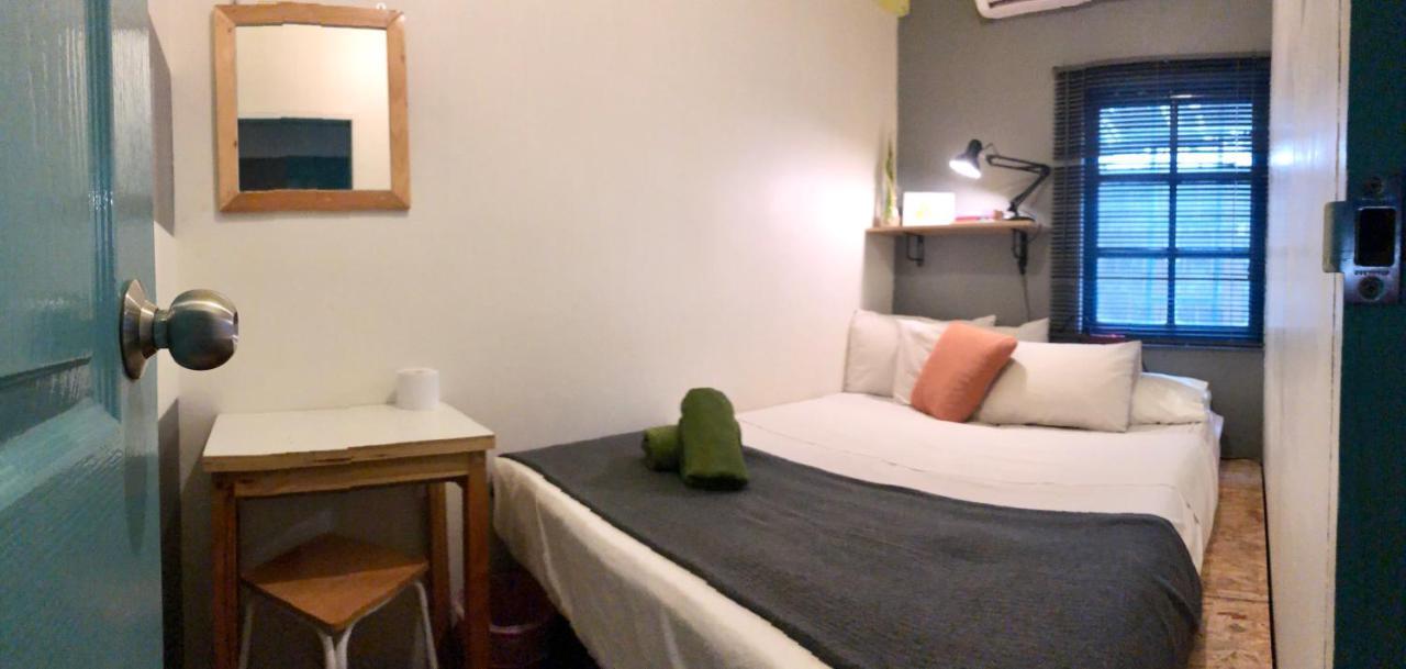 Miku Guesthouse Бангкок Экстерьер фото