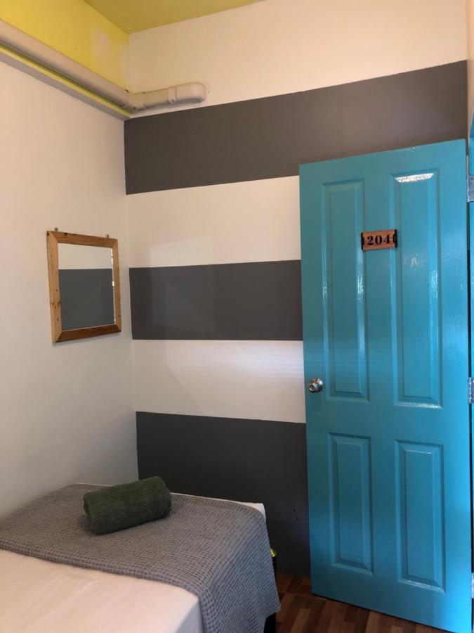 Miku Guesthouse Бангкок Экстерьер фото