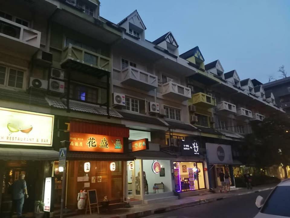 Miku Guesthouse Бангкок Экстерьер фото