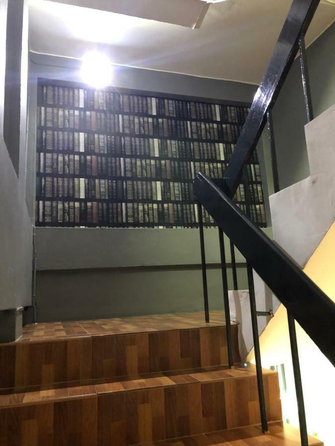 Miku Guesthouse Бангкок Экстерьер фото