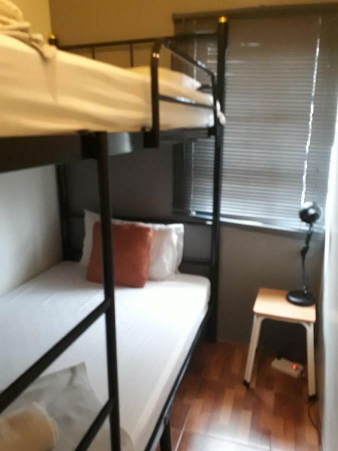 Miku Guesthouse Бангкок Экстерьер фото