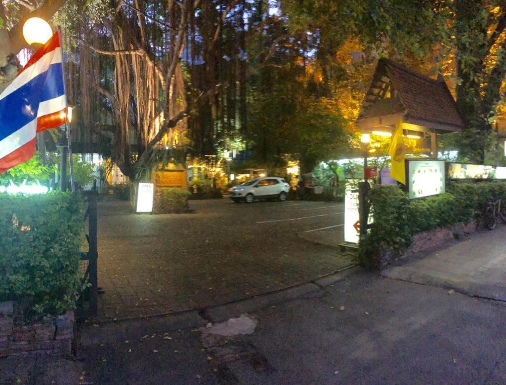 Miku Guesthouse Бангкок Экстерьер фото
