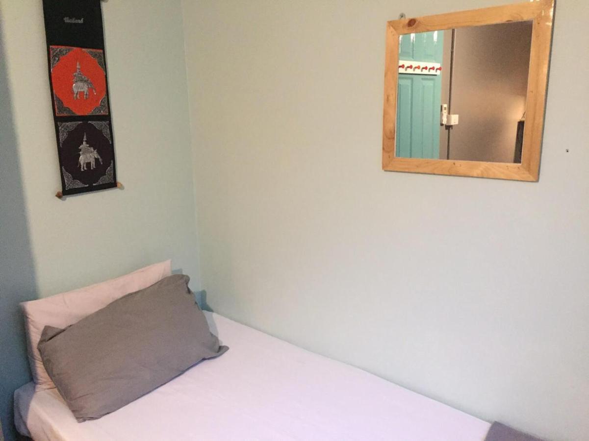 Miku Guesthouse Бангкок Экстерьер фото
